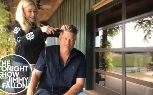 Gwen Stefani Cuts Blake Shelton’s Hair