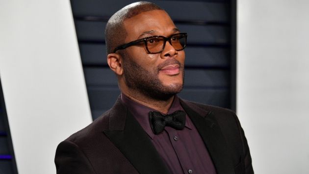 Tyler Perry Gets Atlanta Cops To Help Give Out Kroger Gift Cards To The Community