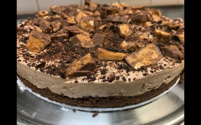 The Cheesecake Factory Rescues 2020 With A Snickers Cheesecake!!!!