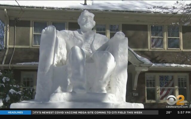 This Guy Created A 14-Foot Sculpture Of The Lincoln Memorial Out Of Snow