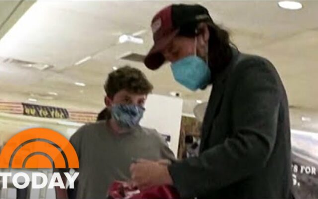 Keanu Reeves Spotted Being Awesome To A Young Fan At The Airport