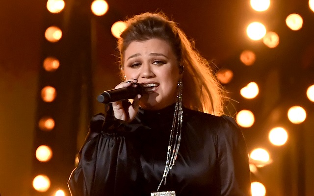 Kelly Clarkson Has A Spicy Response To A Fan’s Sign